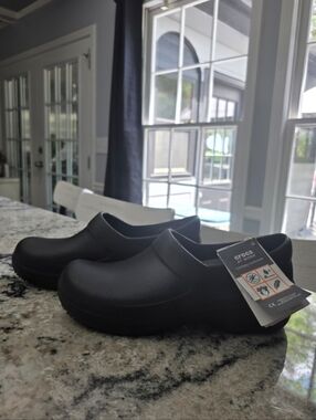 Women's Crocs Work Neria Pro II Slip-Resistant Clogs. NEW!